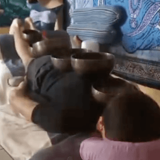 Masaje con sonido de cuencos tibetanos de piedras calientes