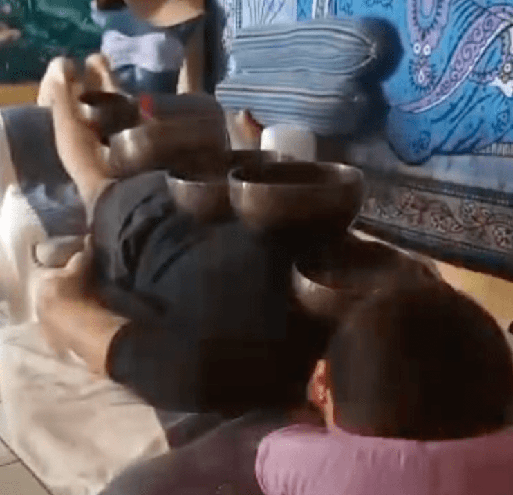 Masaje con sonido de cuencos tibetanos de piedras calientes